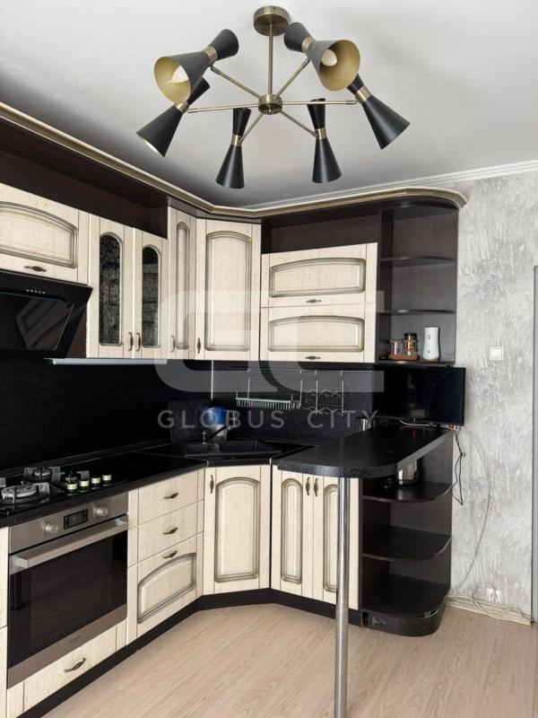 2-комн. квартира, 60 м², 1/10 этаж