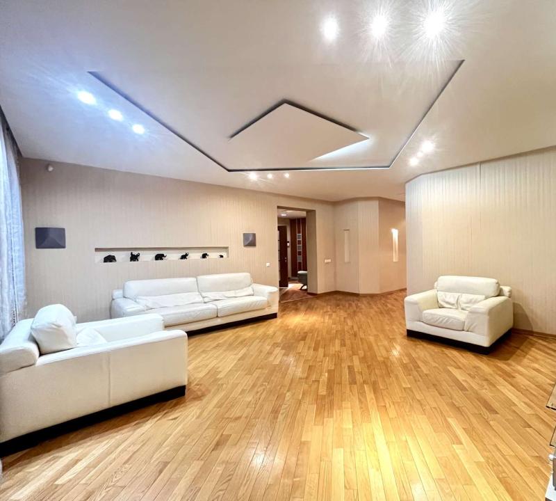 3-комн. квартира, 132 м², 3/10 этаж