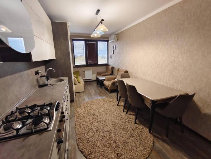 2-комн. квартира, 74 м², 2/10 этаж
