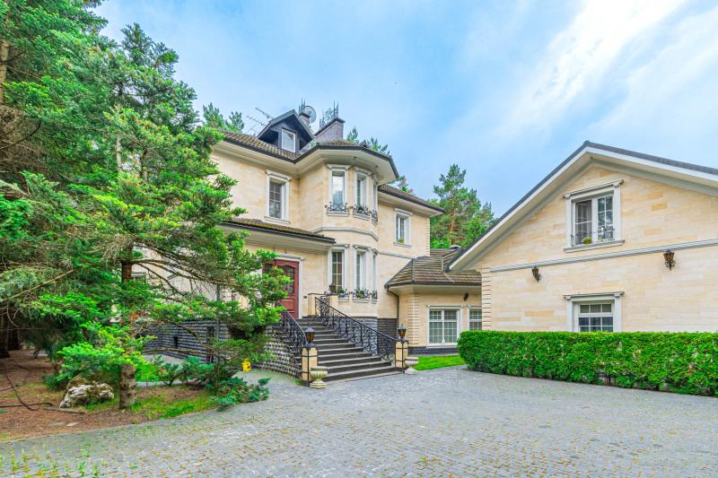 Дом, 606 м², 2 227 сот.