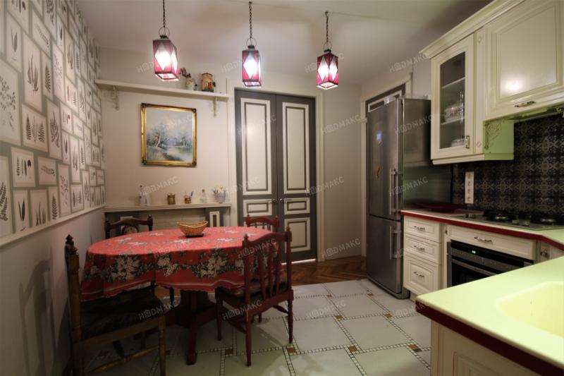 2-комн. квартира, 65 м², 2/4 этаж