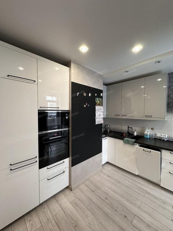2-комн. квартира, 57 м², 12/18 этаж