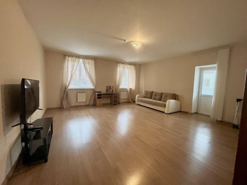 2-комн. квартира, 84 м², 2/3 этаж