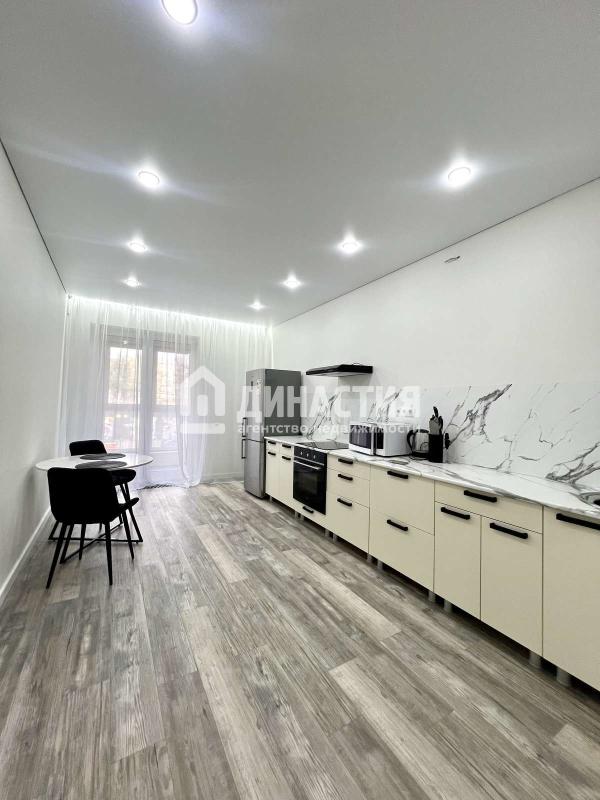 2-комн. квартира, 72 м², 2/17 этаж